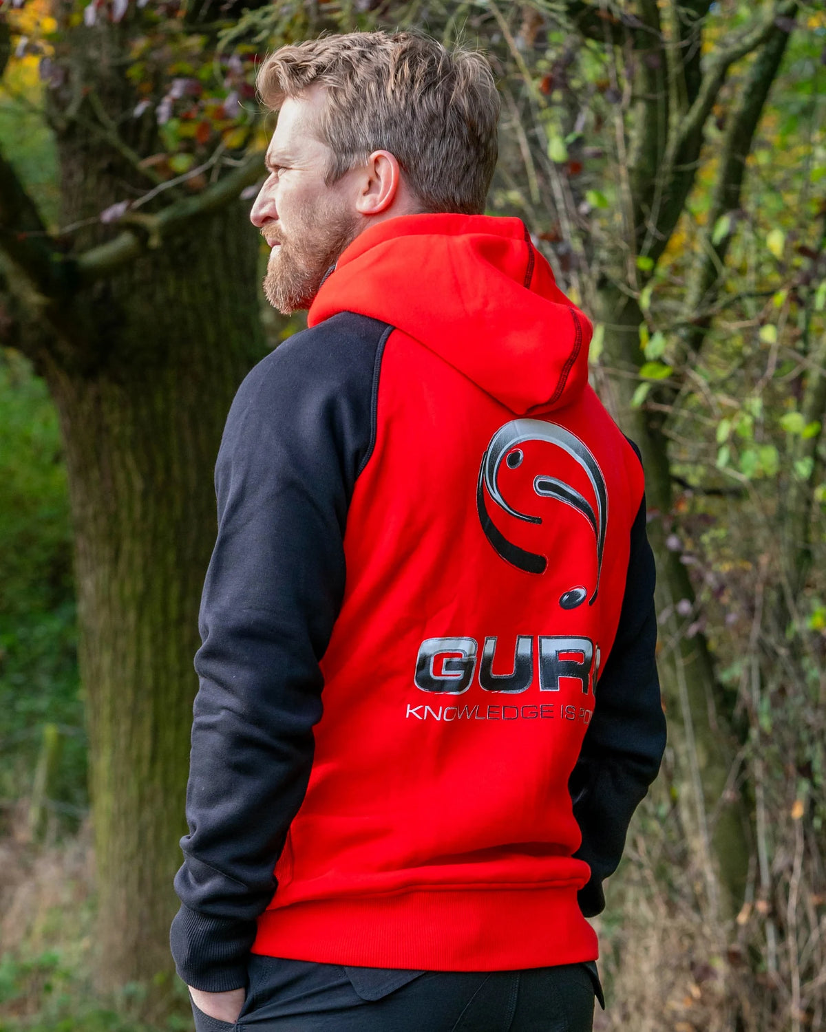 Guru Hoodie Red/Black, gedragen achteraanzicht met rode capuchon en groot ruglogo