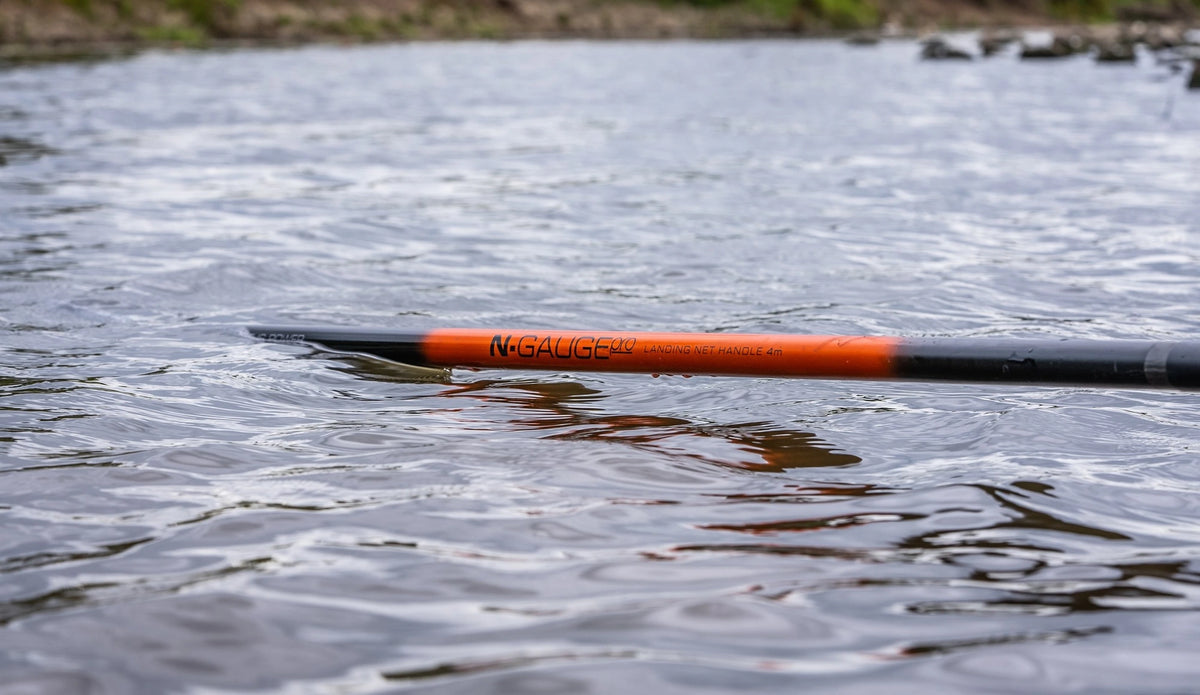 Guru N-Gauge Pro 400 – schepnetsteel op het wateroppervlak