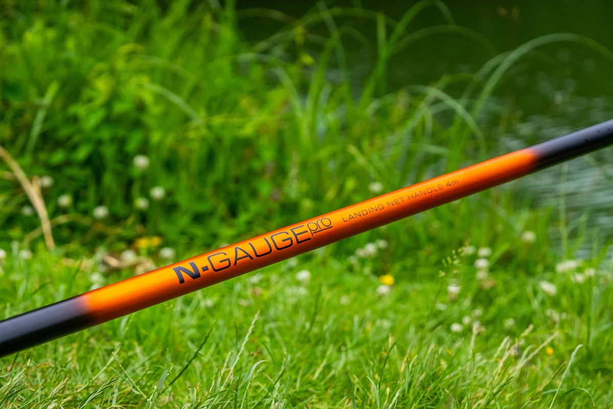 Guru N-Gauge Pro 400 – steel met oranje opdruk in het gras