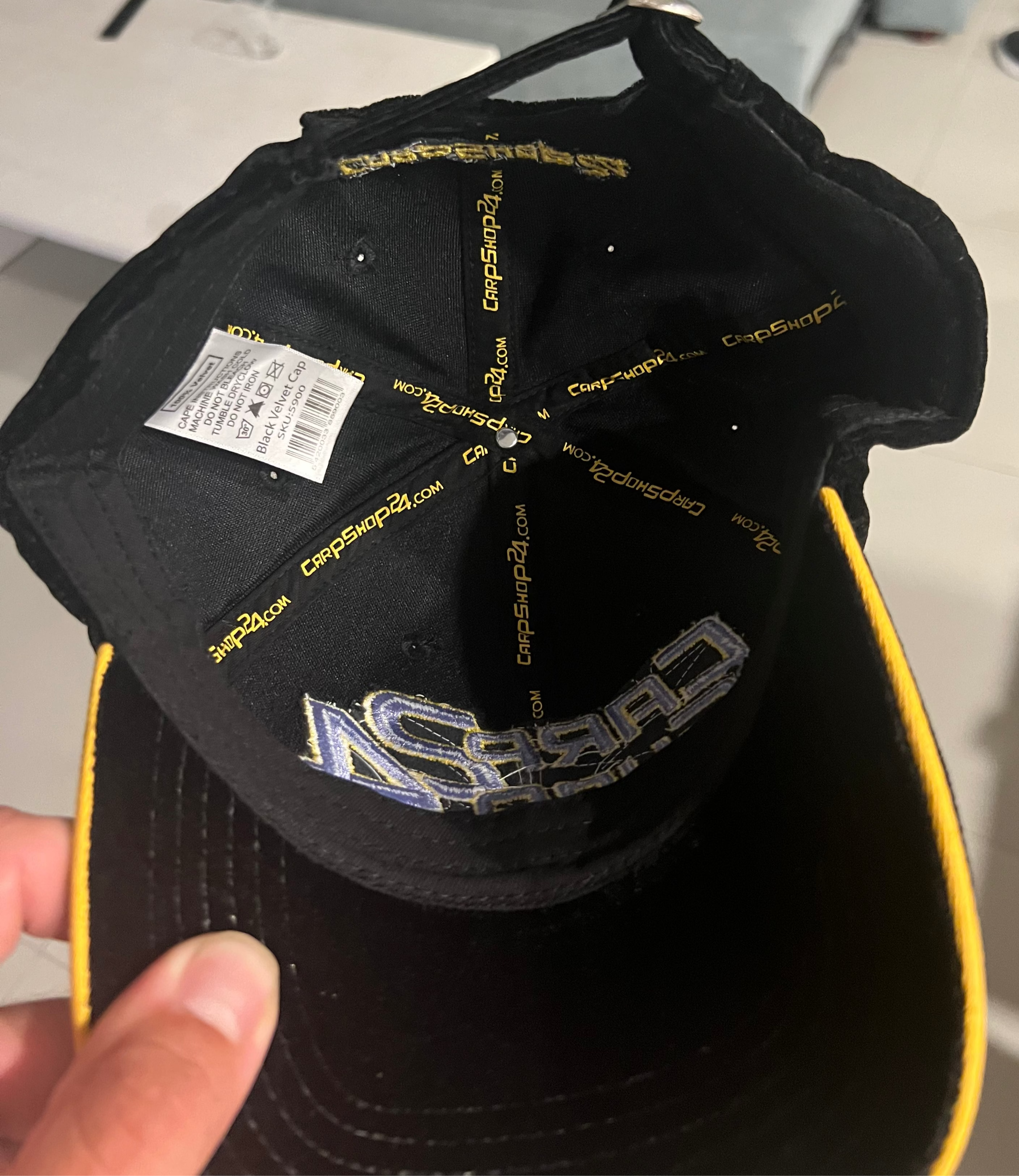 CARPSHOP24 100% VELVET BLACK CAP