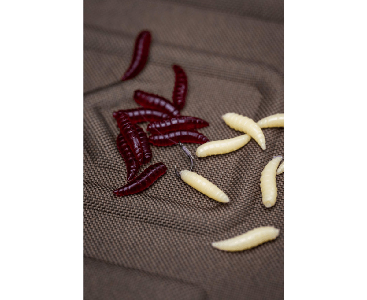 Korum Floating Grubs rode en witte imitatiemaden close-up