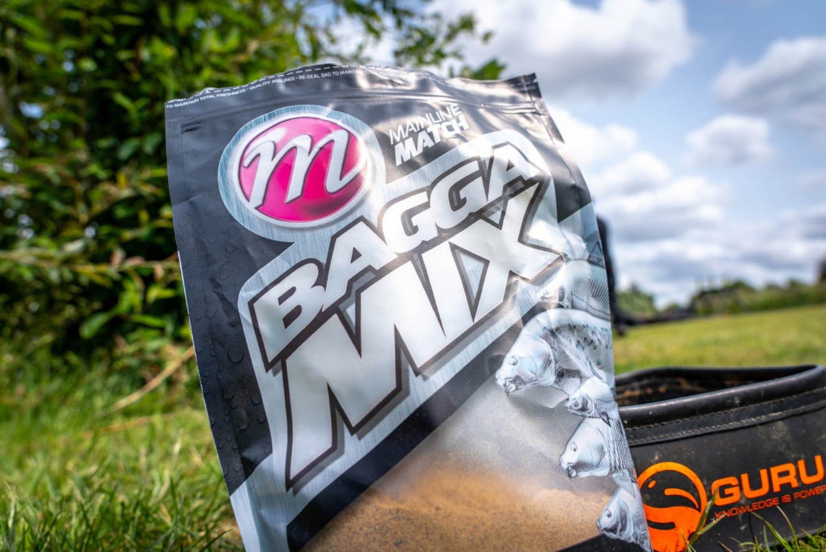 Mainline Bagga Mix Groundbait 1kg verpakking aan de waterkant