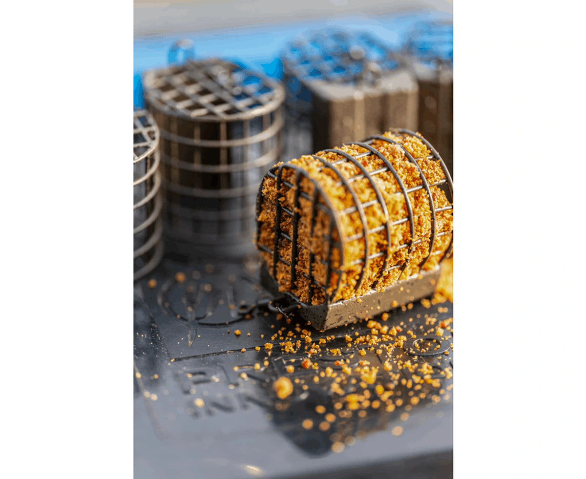 Preston Flow Mesh Feeder gevuld met grondvoer