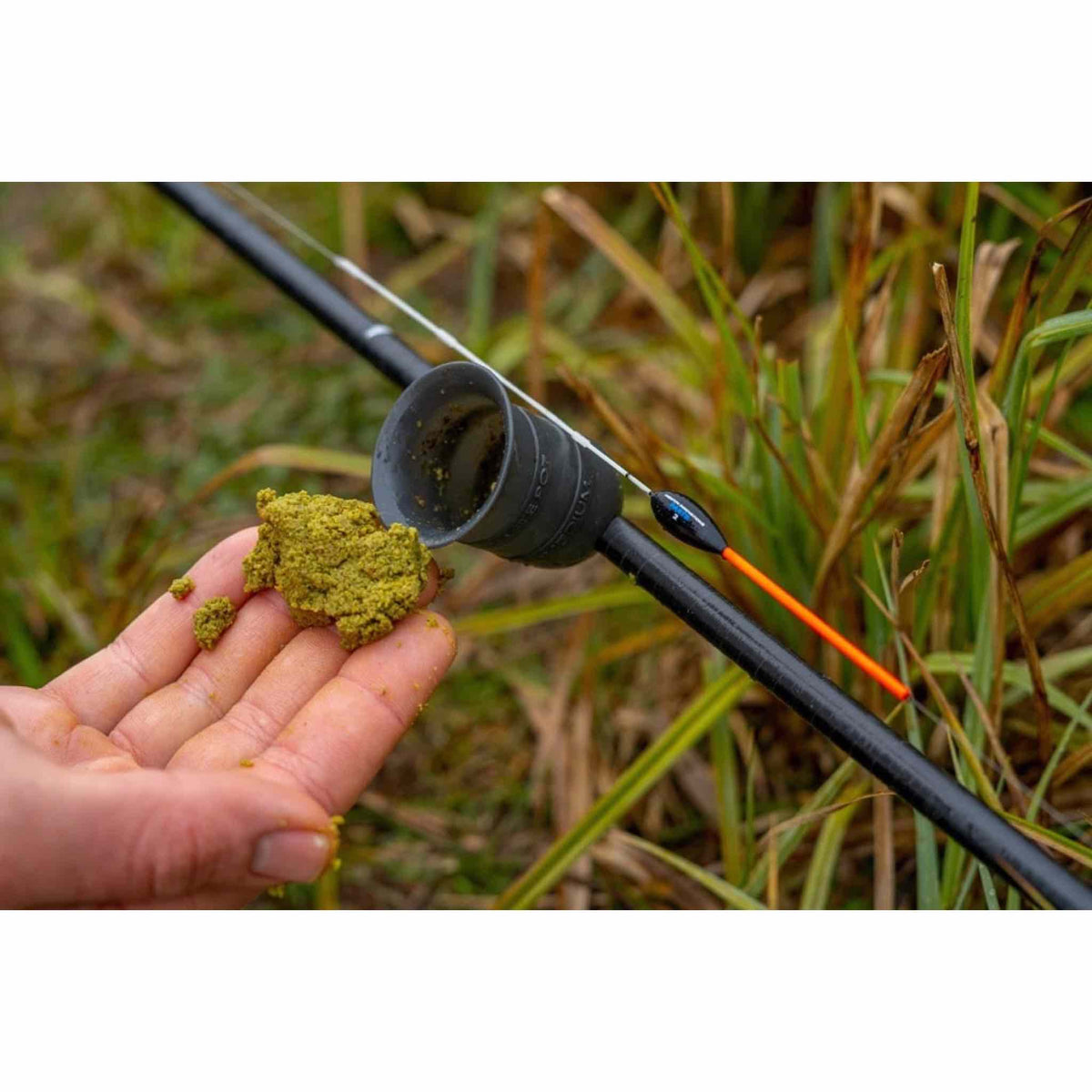 Sonubaits Pro Range Green Fishmeal voer bij cup en dobber