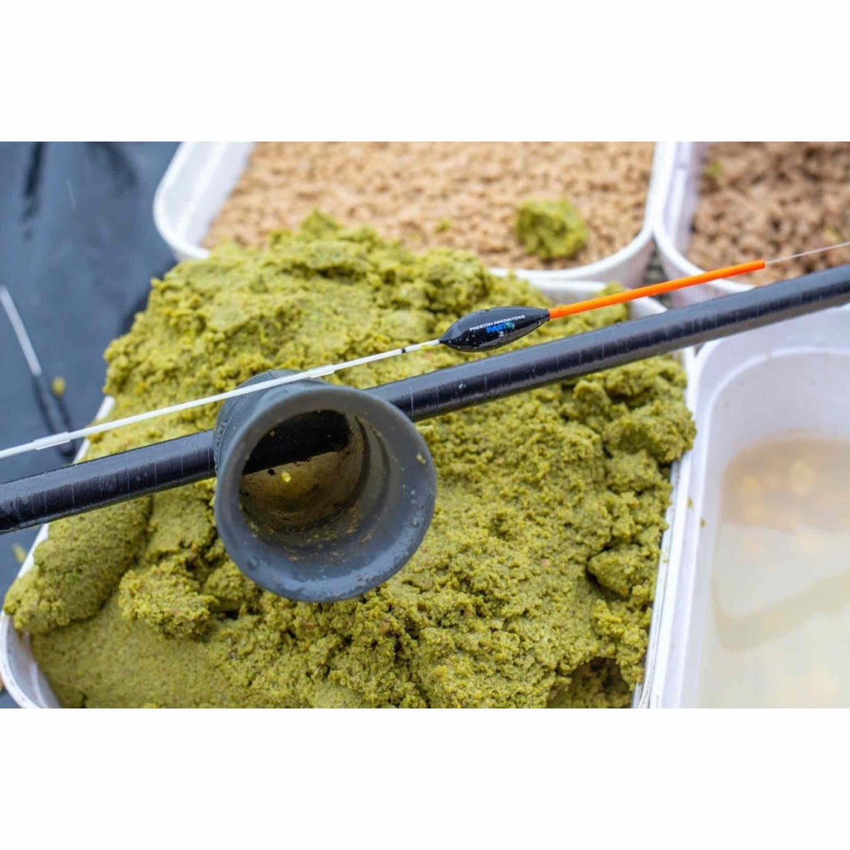 Sonubaits Pro Range Green Fishmeal aangemaakt voer in voerbak