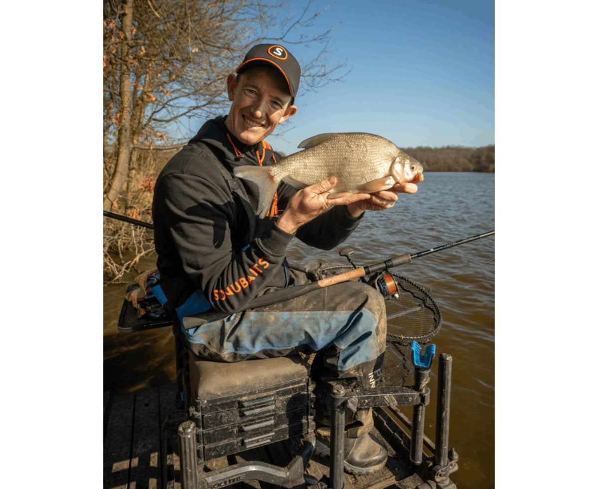 Visser met brasem gevangen op Sonubaits Super Feeder Bream