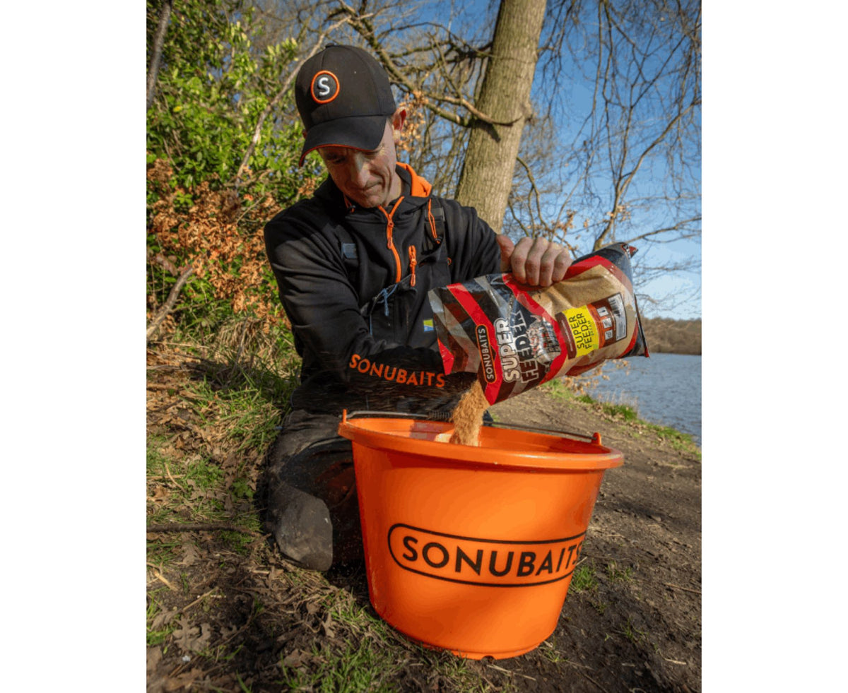 Sonubaits Super Feeder Bream grondvoer in mengemmer gieten