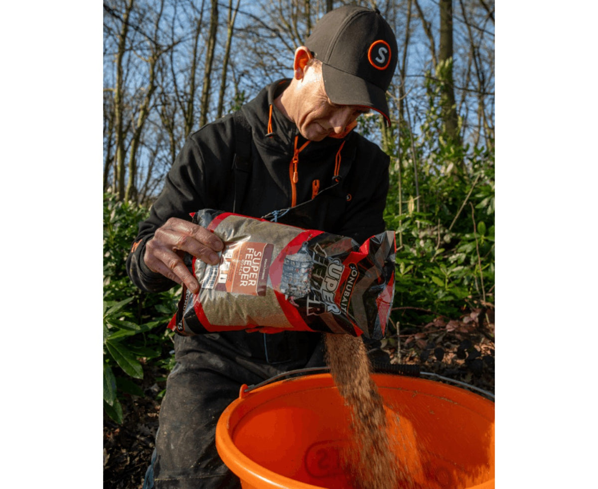 Sonubaits Super Feeder Roach 2 kg mengen in voerbak