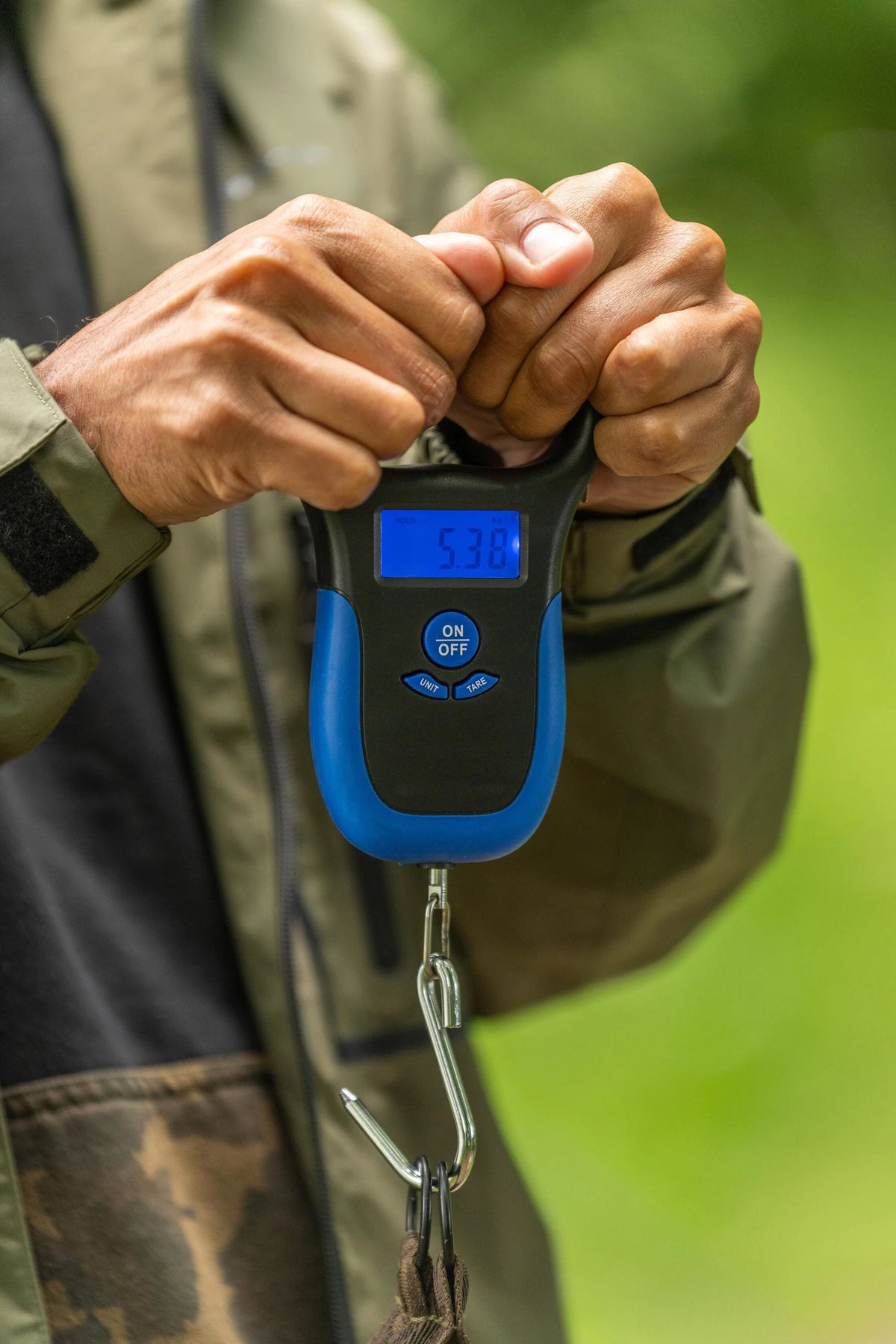 Zebco 50kg Digital Scales – visser houdt weegschaal met verlicht display en weeghaak vast