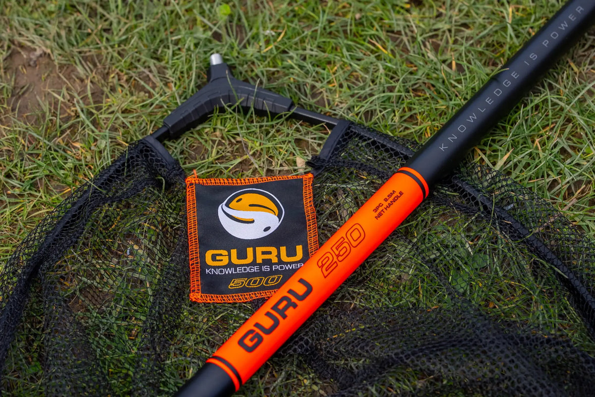 Guru 2,5 m Net Handle / 50 cm Net Combo – detail van oranje steel en netkop op gras