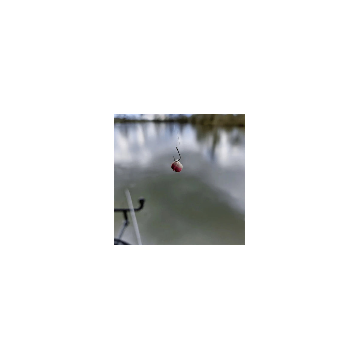 Captura Baits Bait Band met pellet aan montage boven water