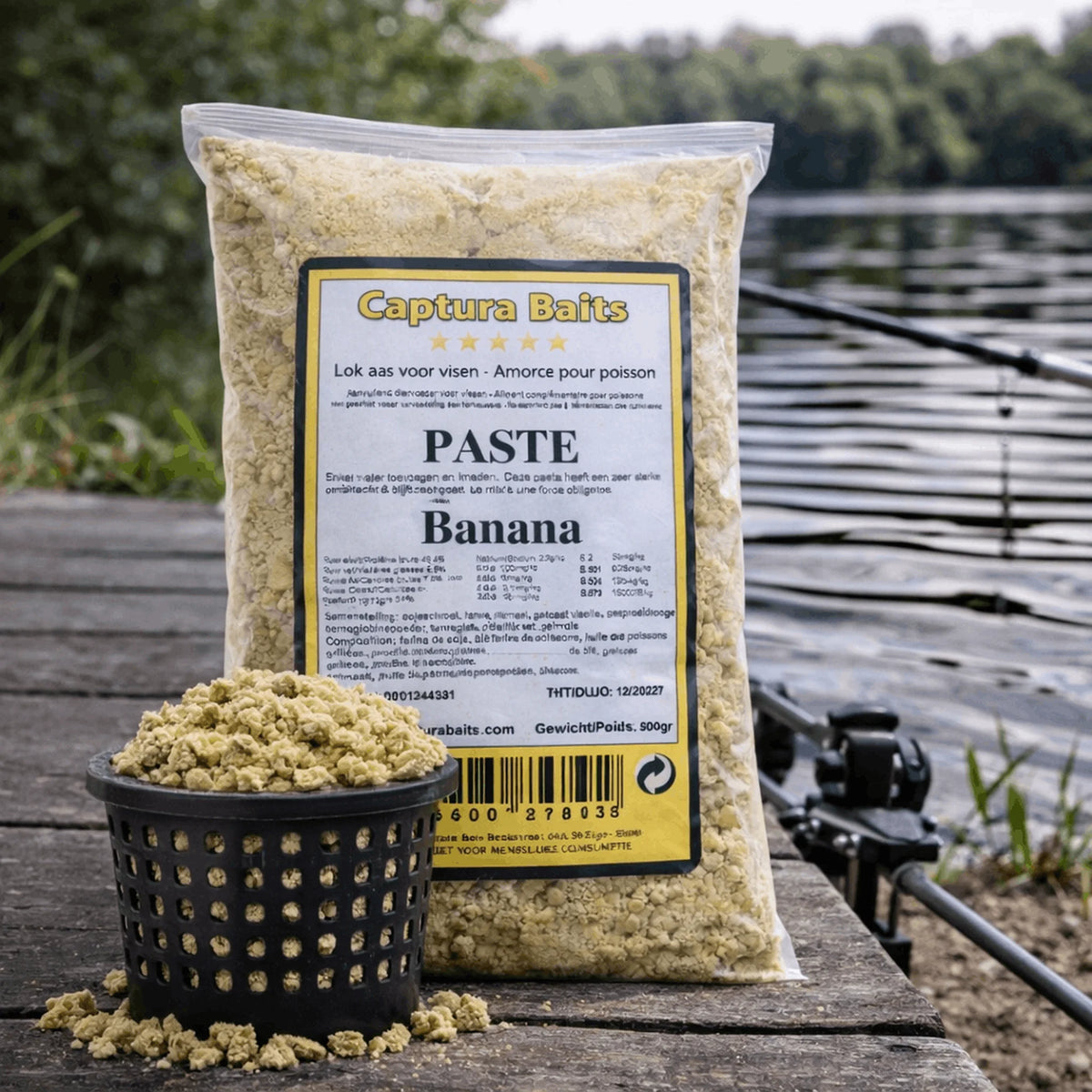 Captura Baits Paste Banana 500 g met haakdeeg in feederkorf aan de waterkant