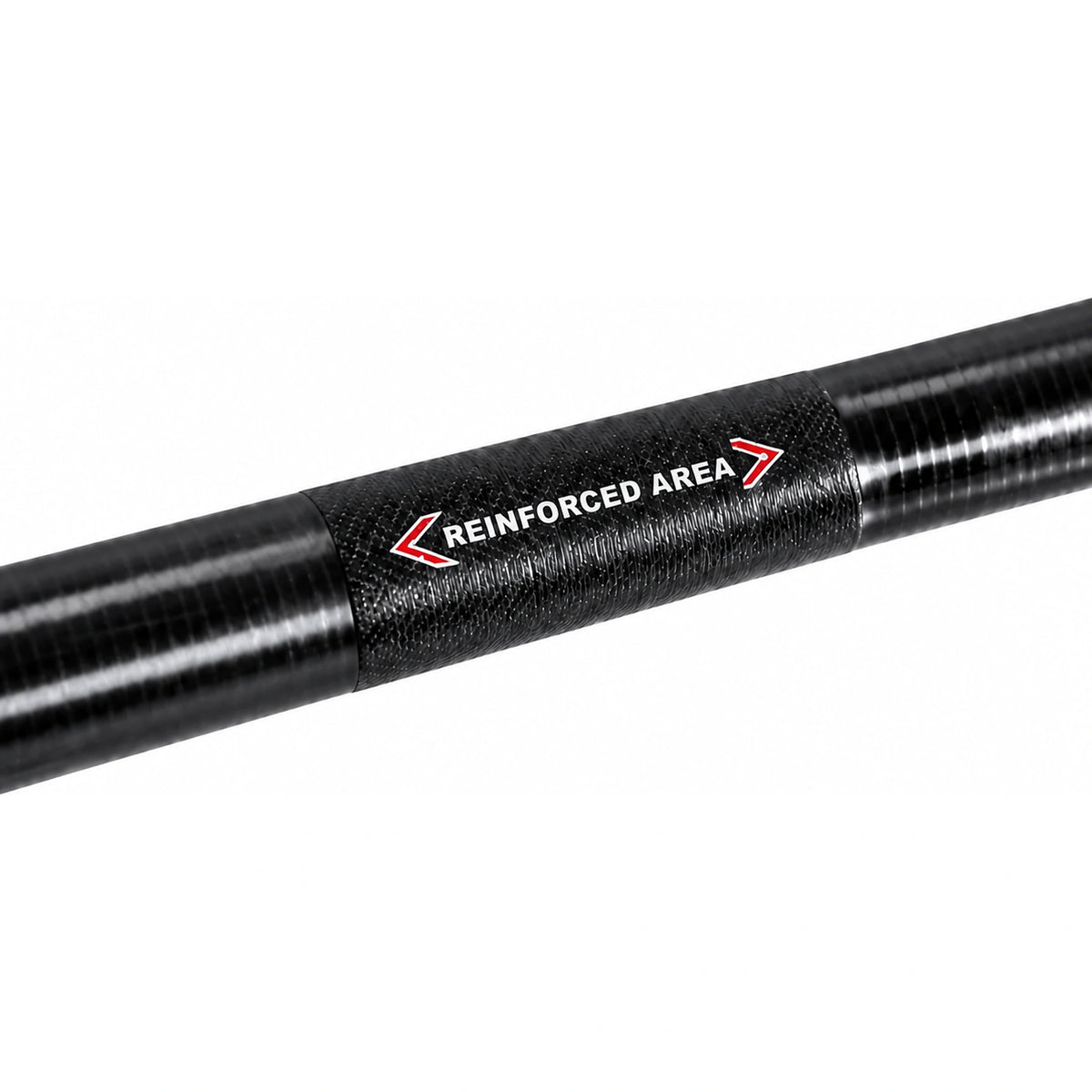 Zwarte topset: detail van de versterkte carbonzone met REINFORCED AREA-opdruk en rode pijlen.
