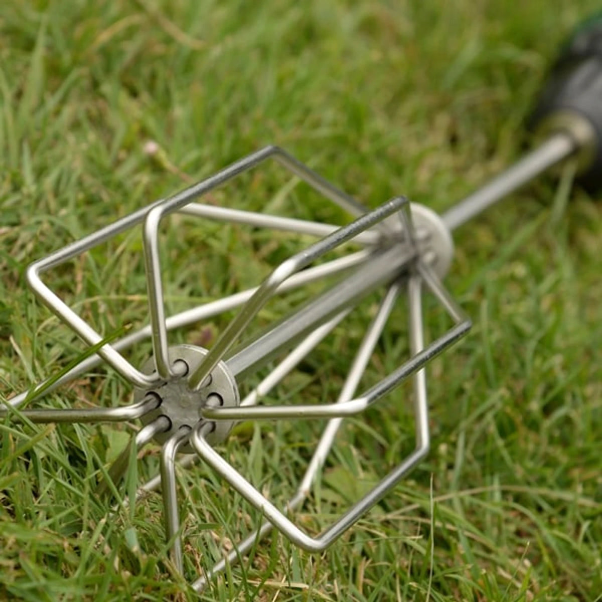 Cresta Baitmixer – detail van de draadconstructie en vlakke onderzijde op gras