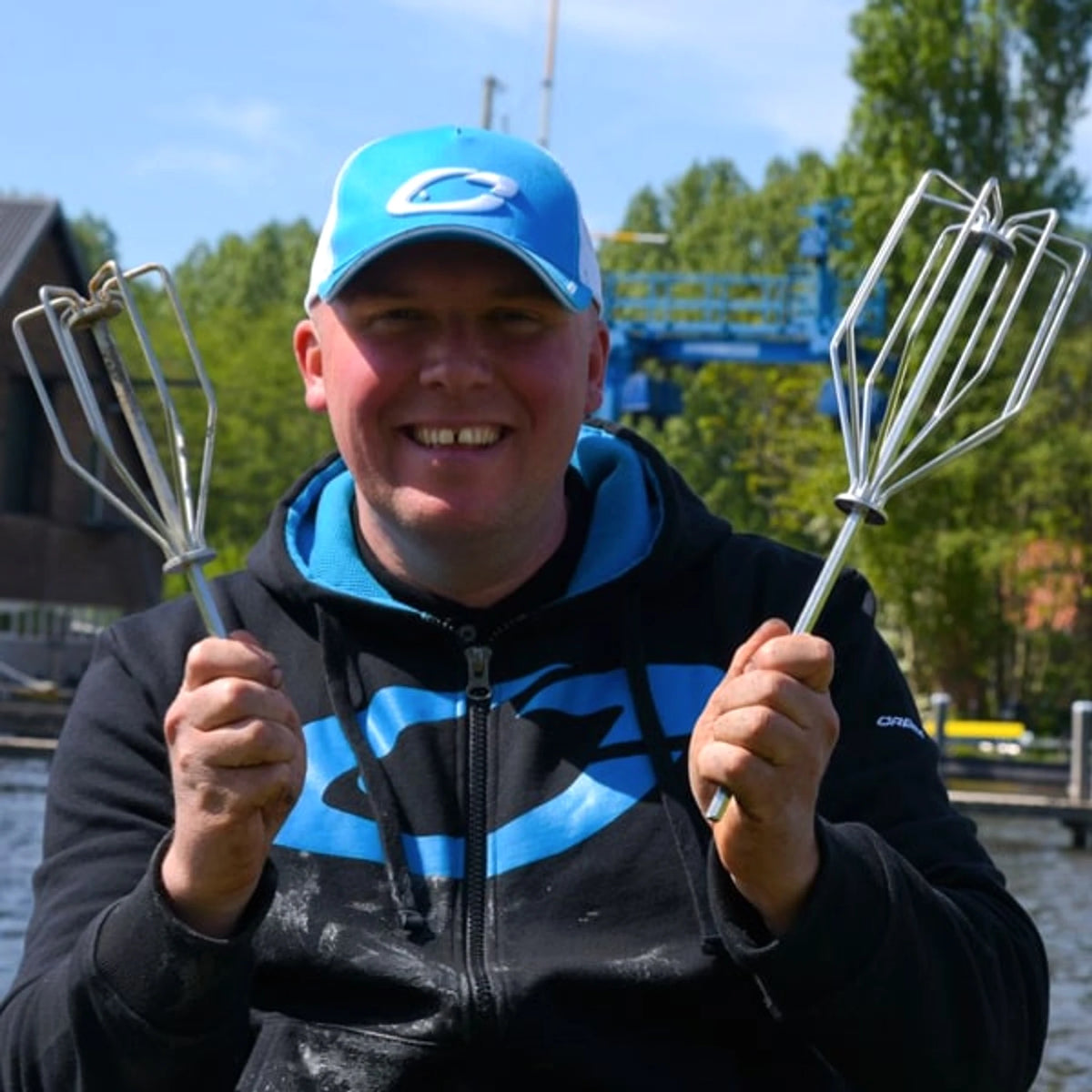 Cresta Baitmixer – visser toont de twee formaten voerklopper