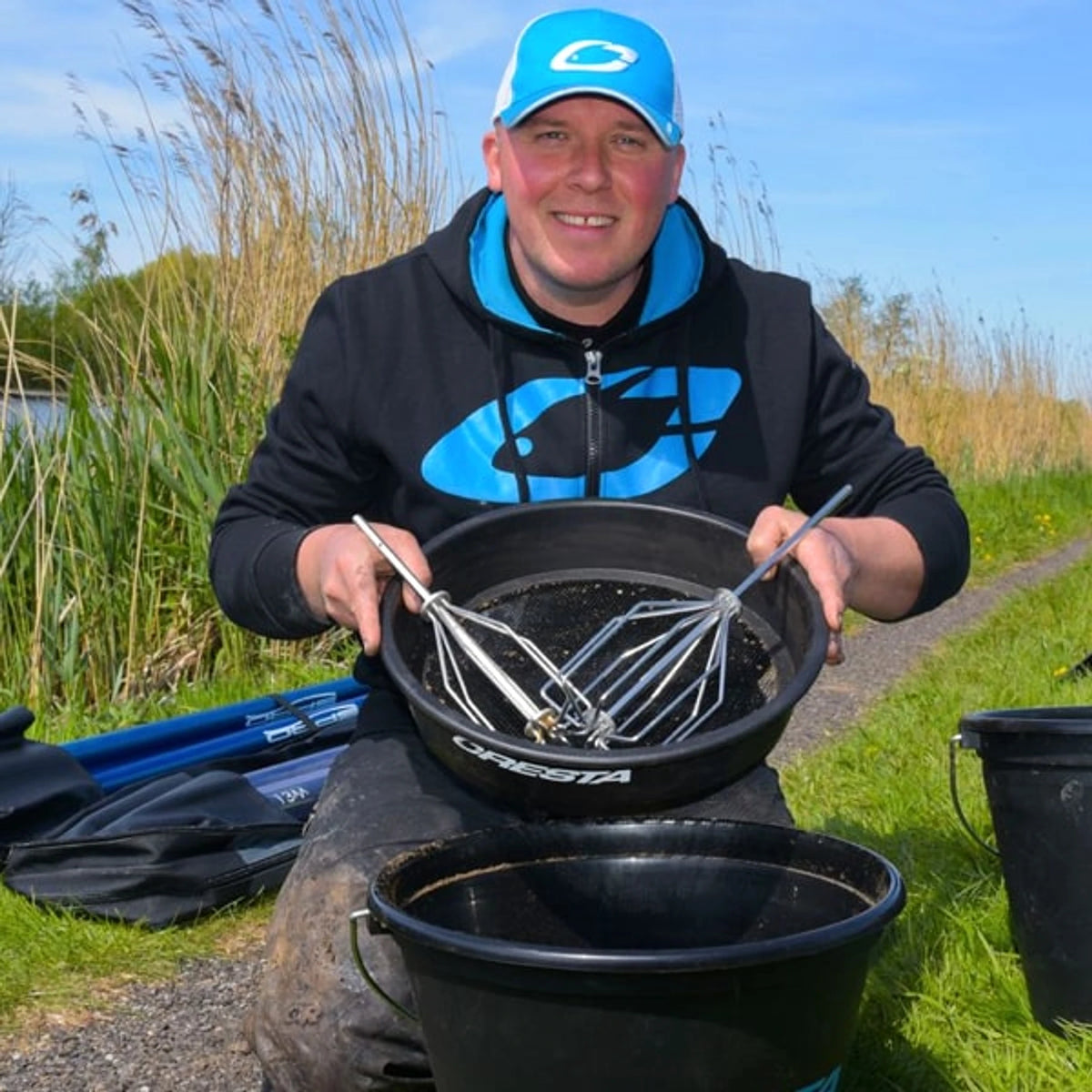 Cresta Baitmixer – visser toont beide voerkloppers in een Cresta-teil