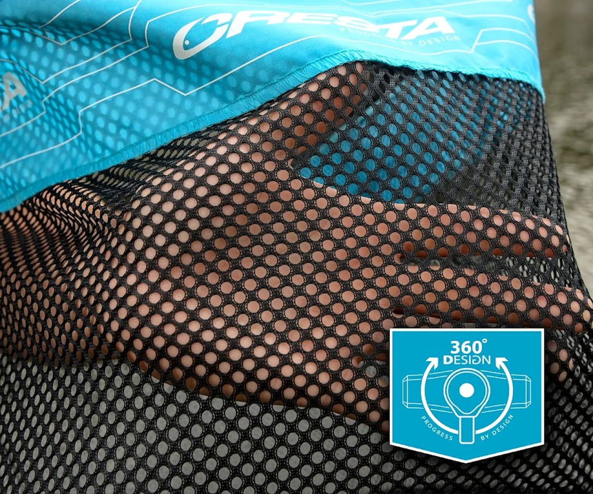 Cresta Easy Dry Keepnet 360° Block 3m – detail van het maasweefsel met hand en blauwe Cresta-band