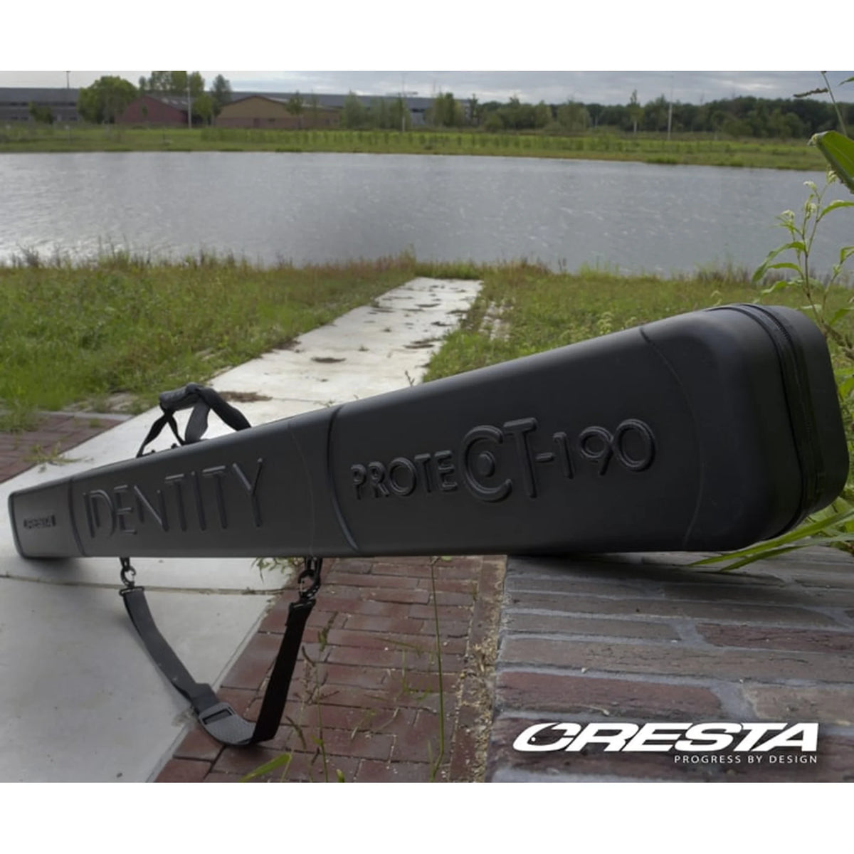 Cresta Identity Protect Case 190 hardcase gesloten op de oever