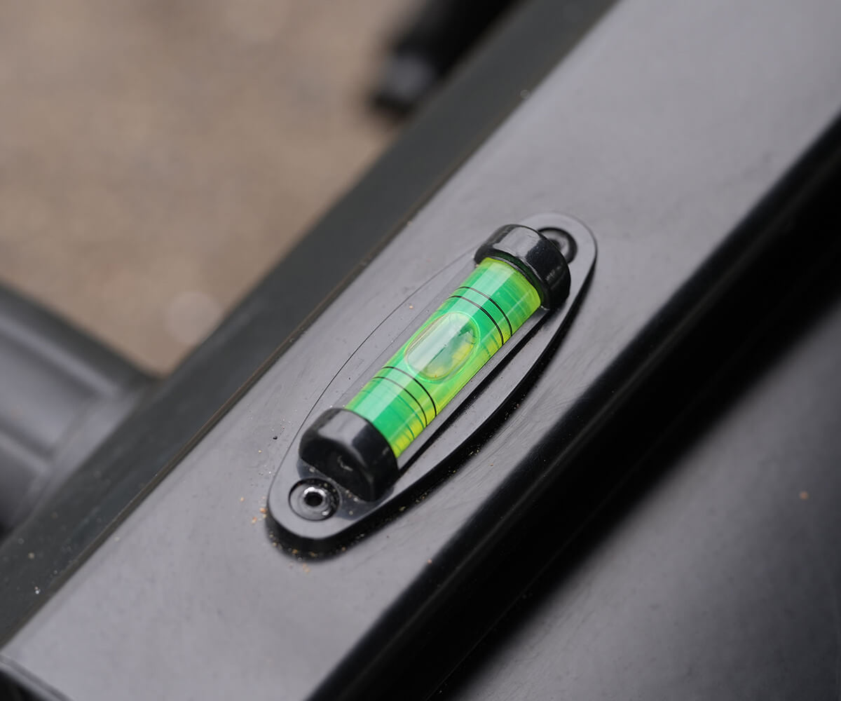 Cresta Solith C400 Pro Seatbox detail van een geïntegreerde waterpas