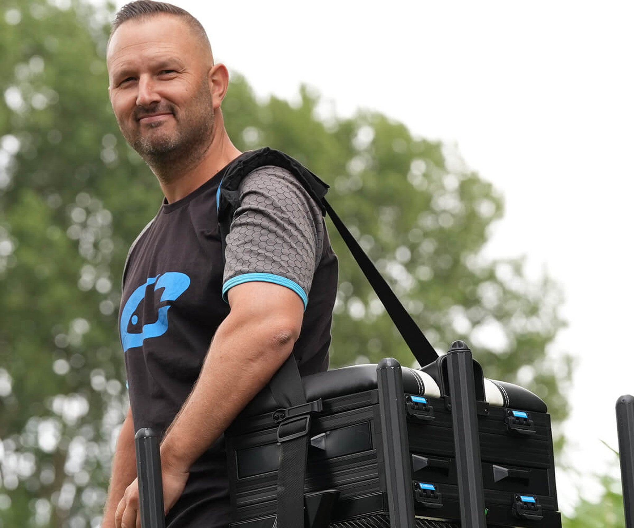 Cresta Solith C400 Pro Seatbox gedragen met de gevoerde schouderriem