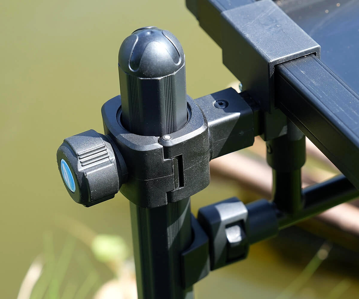 Detail van de bevestigingsklem en draaiknop van de Cresta Solith Hooded Side Tray