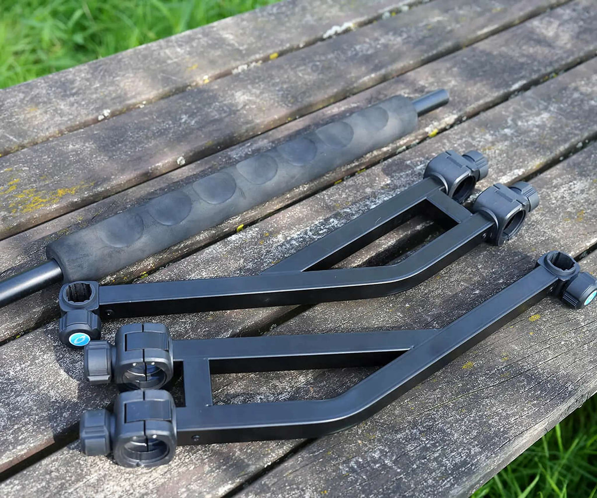 Cresta Solith Pole Support XS Stable 30–36 mm – losse steunarmen, klemmen en roller op een houten bank