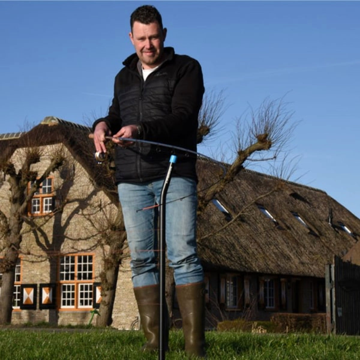 Visser meet de lijnlengte met een hengel en Cresta Spiked Measure Sticks