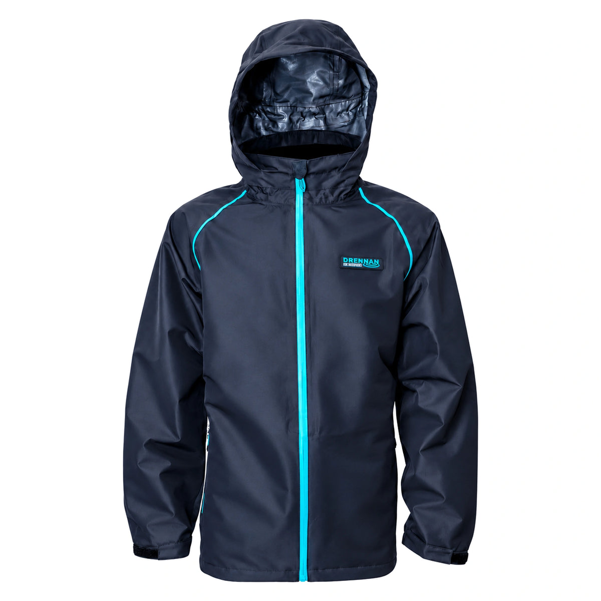 Drennan 10K Jacket CWAA01–CWAA06 – volledige voorzijde van de donkerblauwe regenjas met capuchon, turquoise hoofdrits en schouderafwerking