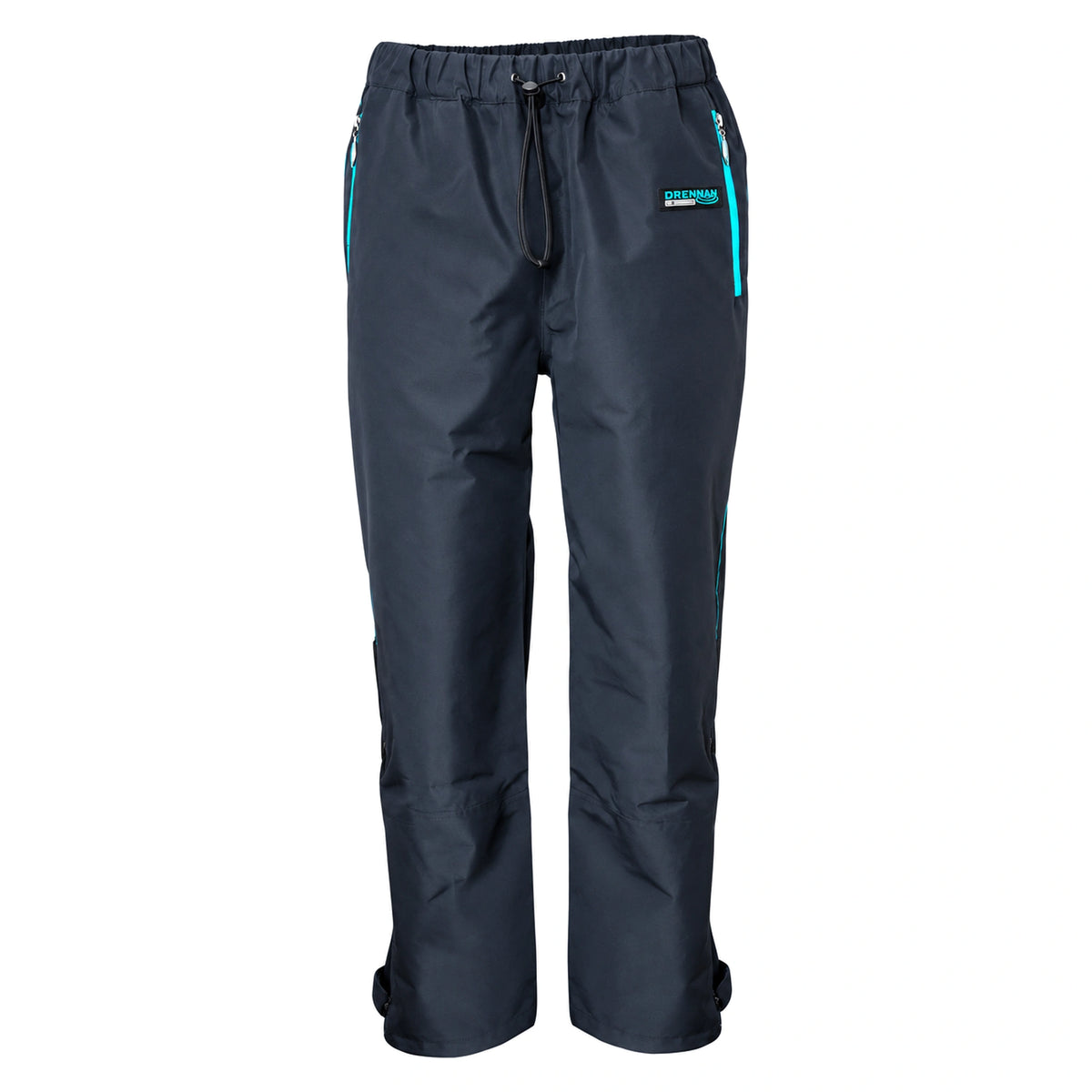 Drennan 10K Trouser CWAC01–CWAC06 – volledige voorzijde van de donkerblauwe regenbroek met turquoise zakritsen en verstelbare taille