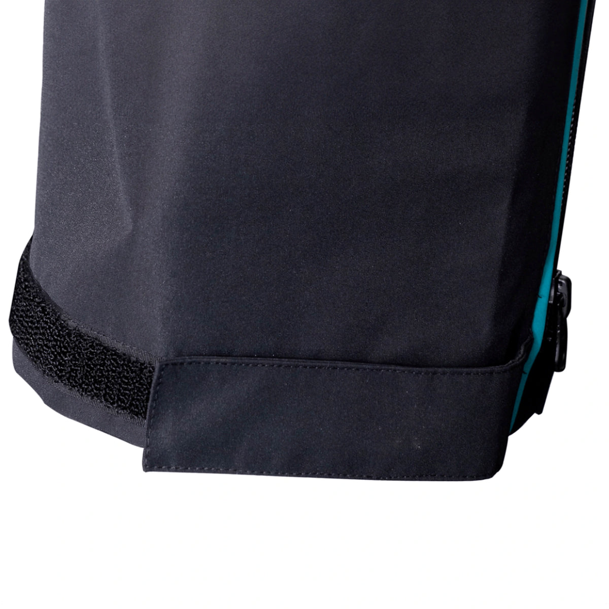 Drennan 10K Trouser – detail van de geopende klittenbandverstelling aan de enkel met ritssluiting langs de broekspijp