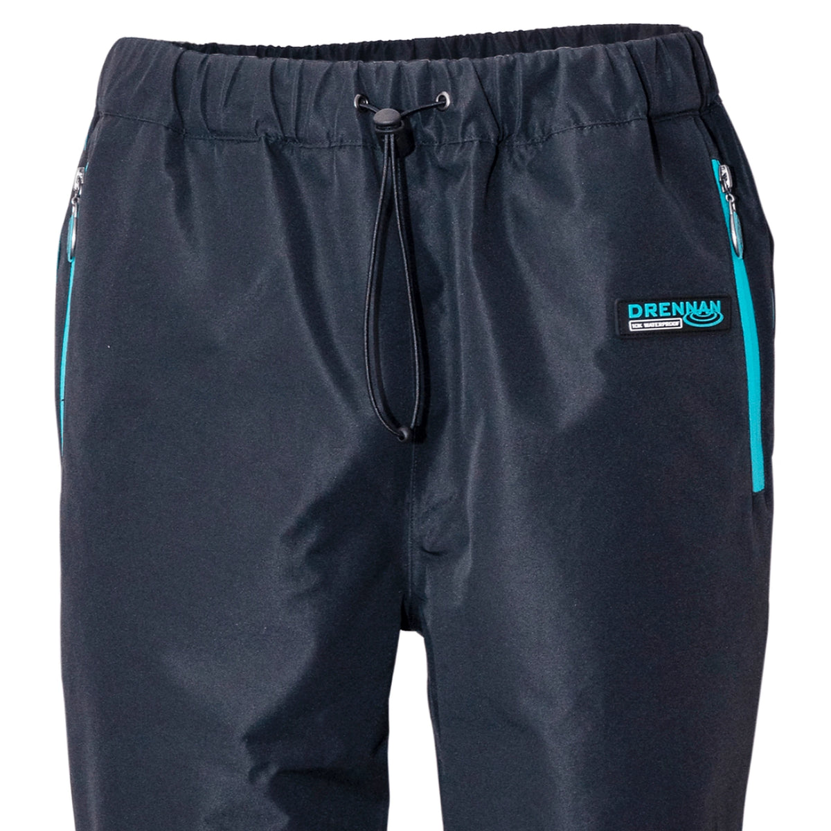 Drennan 10K Trouser – detail van de elastische tailleband met trekkoord, turquoise zakritsen en Drennan-logo