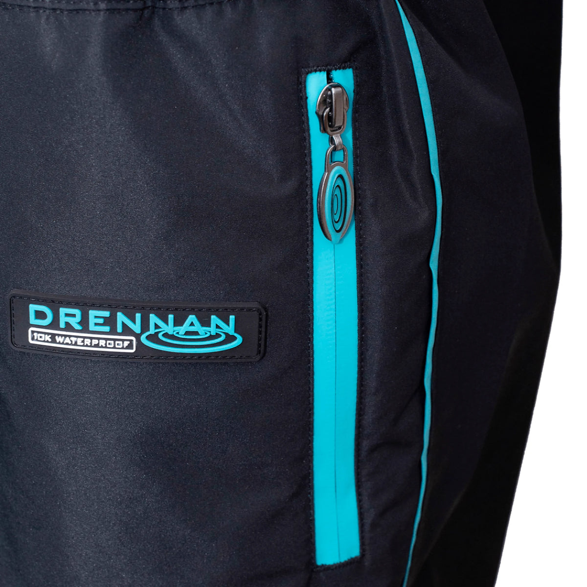 Drennan 10K Trouser – close-up van het Drennan 10K Waterproof-label en de turquoise zakrits met ritstrekker