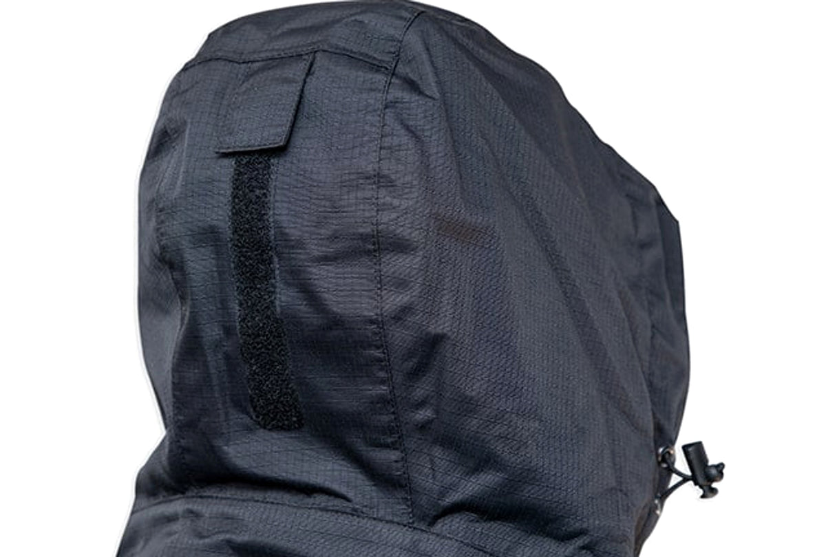 Drennan 25K WP Jacket: achterzijde van de zwarte capuchon met verstelbare klittenbandstrook en zijwaarts koord