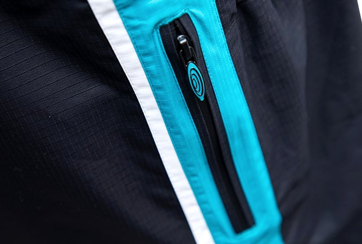 Drennan 25K WP Jacket: detail van de zwarte rits met turquoise omlijsting, witte bies en gevormde ritstrekker
