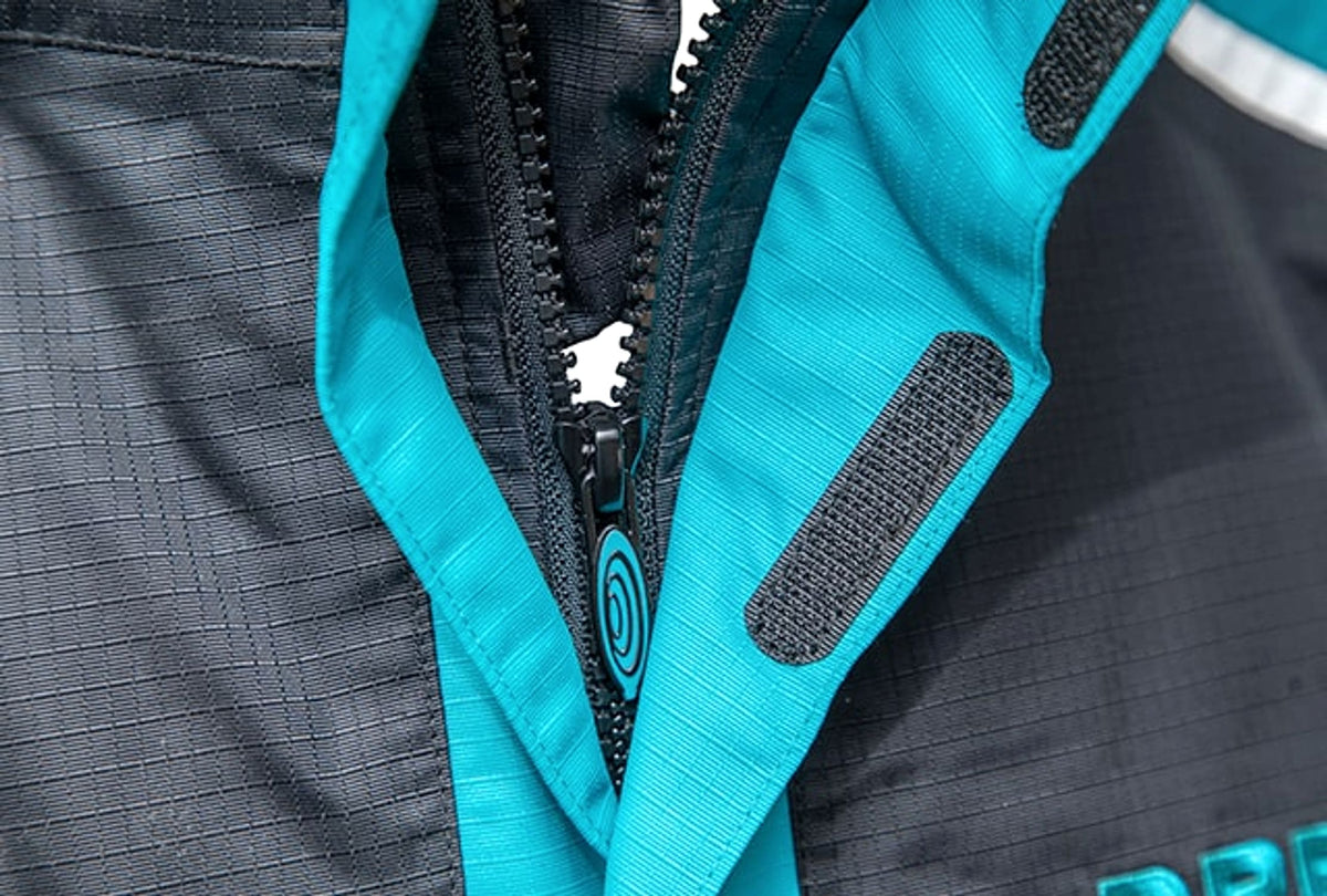 Drennan 25K WP Jacket: geopende voorrits met turquoise stormflap en zwarte klittenbandsluiting