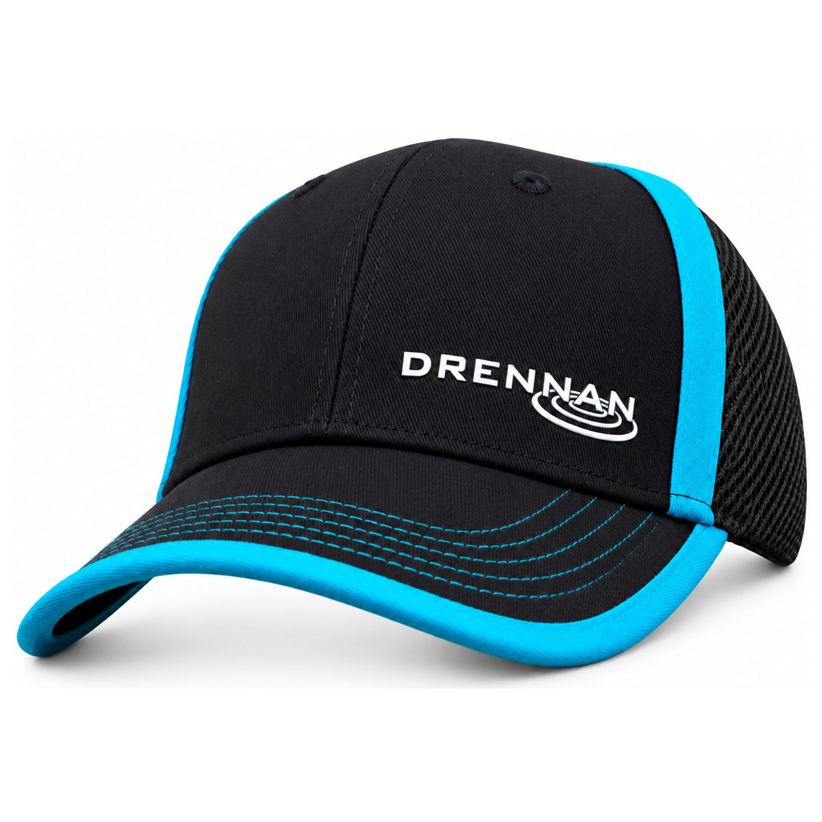 Zwarte Drennan-baseballpet met blauwe randen en stiknaden, wit logo en mesh-zijkant in driekwartaanzicht