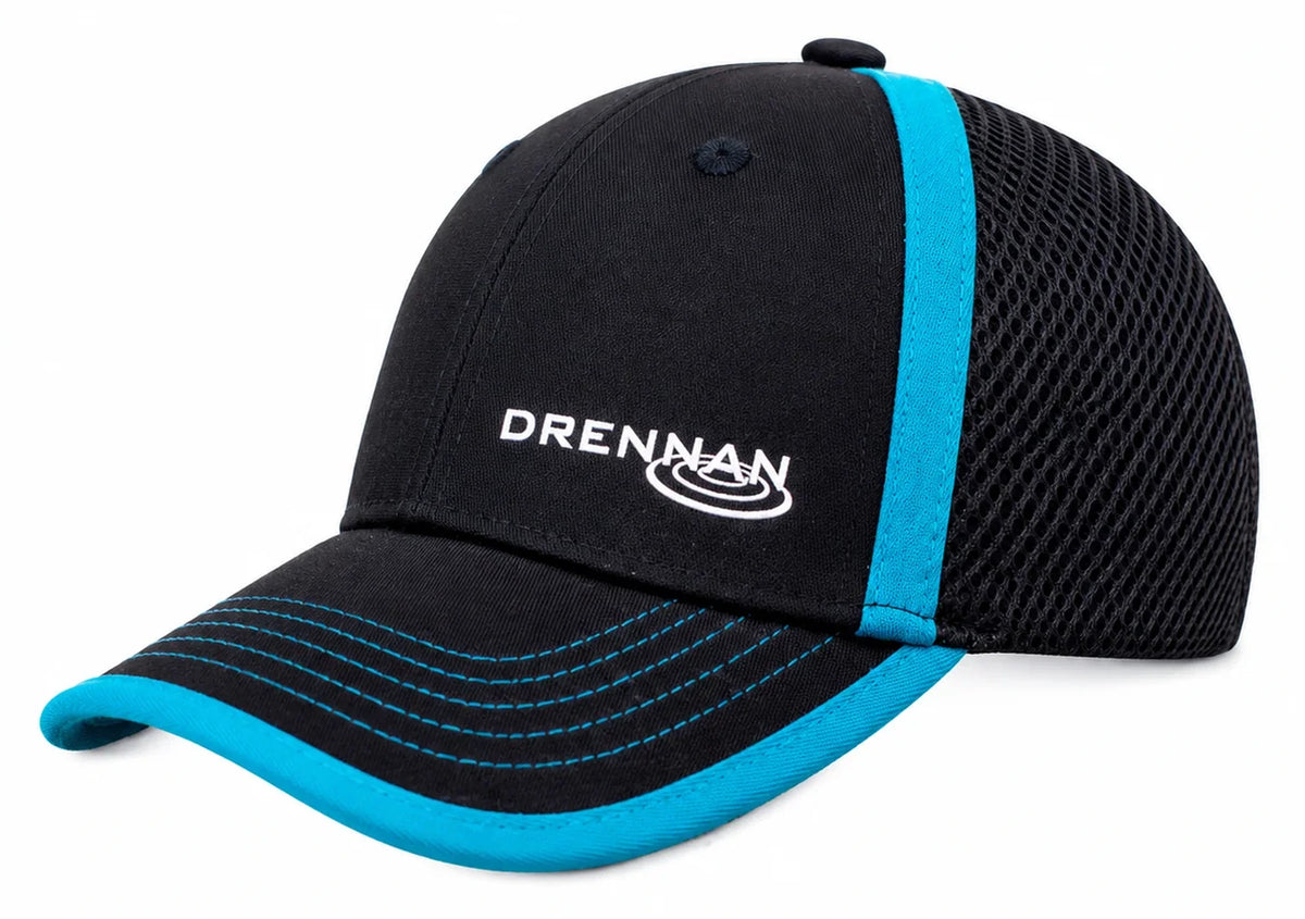 Drennan Black Baseball Cap – vooraanzicht met wit logo, blauwe klep en mesh-zijkanten