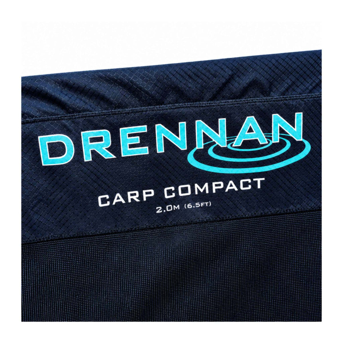Drennan Compact Carp Keepnet 2m – coverdetail met Drennan-logo, CARP COMPACT 2.0M-opdruk en donkere netstof
