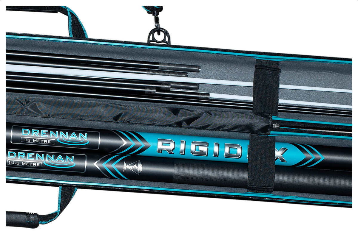 Binnenzijde van de Drennan DR Armoured Compact Pole Case met scheidingswand, bevestigingsband en hengeldelen
