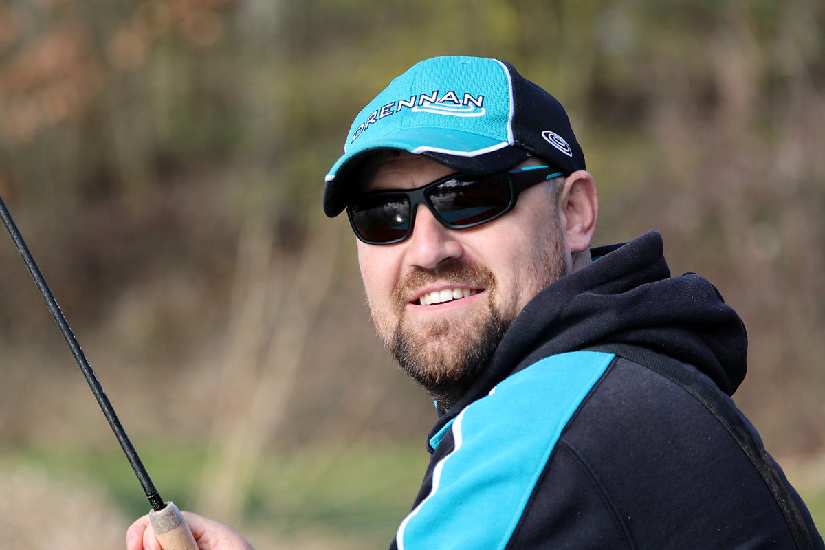 Drennan DR Match Wrap Sunglasses – visser met de zonnebril aan de waterkant