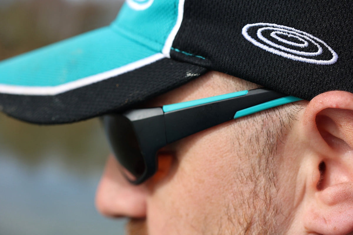 Drennan DR Match Wrap Sunglasses – zijaanzicht van de zonnebril tijdens het dragen