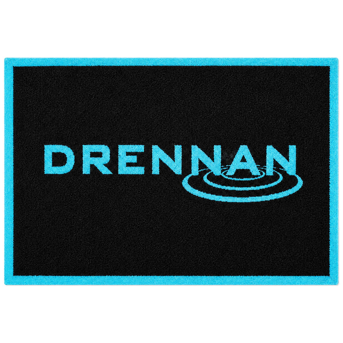 Zwarte Drennan handdoek met turquoise rand en groot turquoise logo, plat afgebeeld
