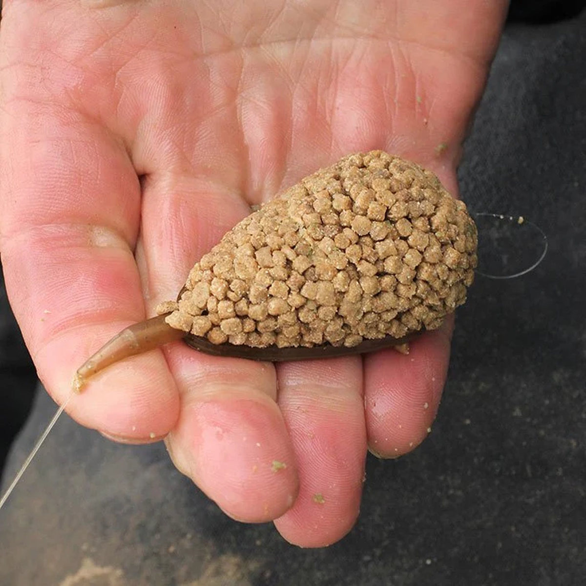 Drennan In-line Flat Method Feeder – gevulde feeder in hand