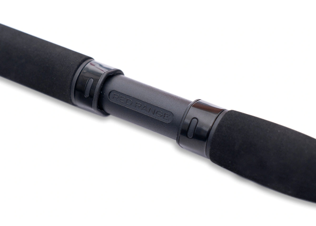 Drennan Red Range Carp Float – reelhouder tussen de zwarte EVA-grepen