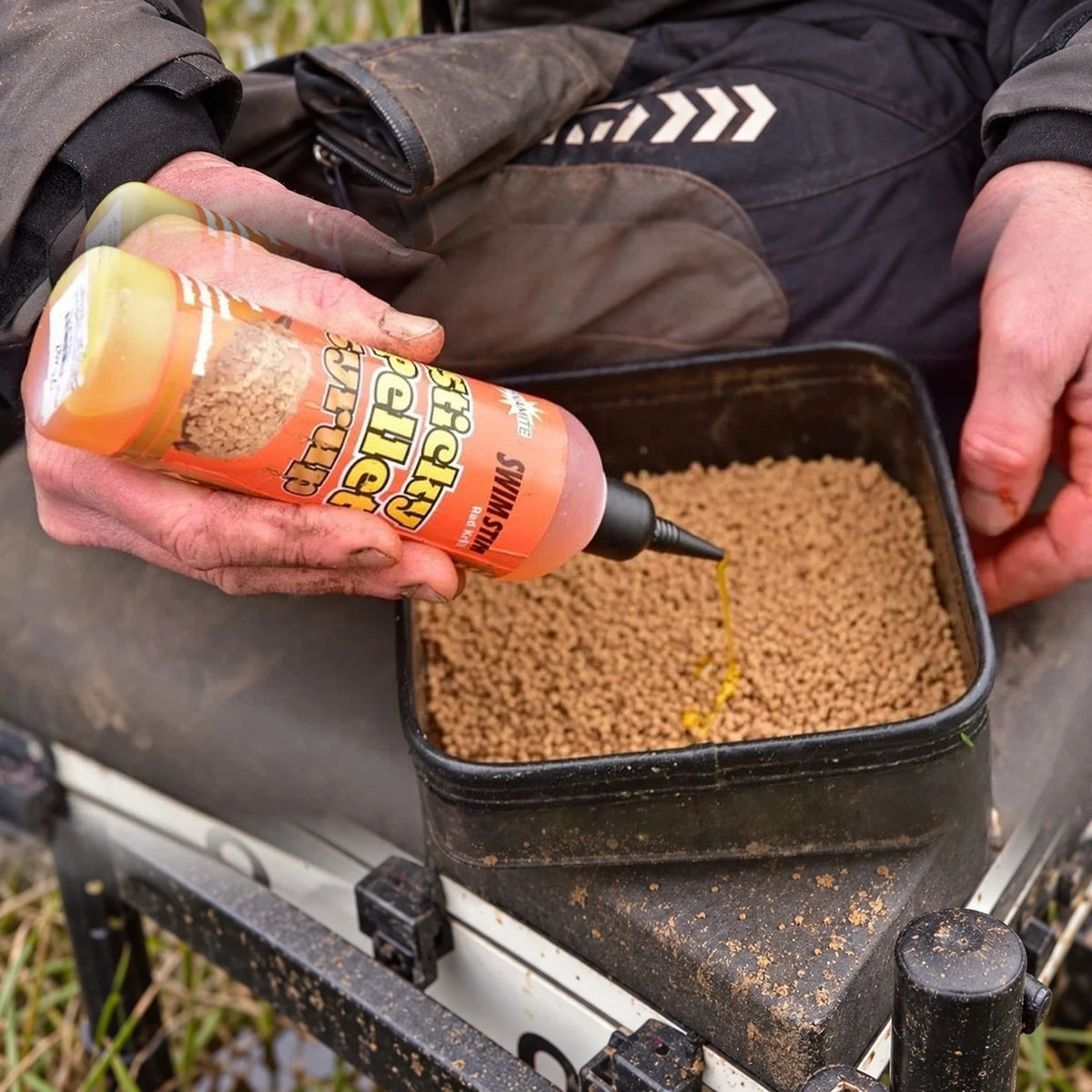 Dynamite Baits Swim Stim F1 Sweet Sticky Pellet Syrup op pellets