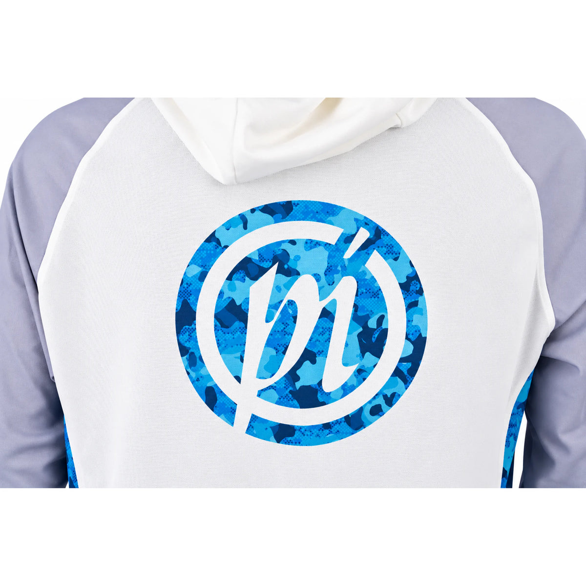 Preston Performance Hooded Sun Shirt UPF-40 – detail van groot blauw camouflagelogo op de rug