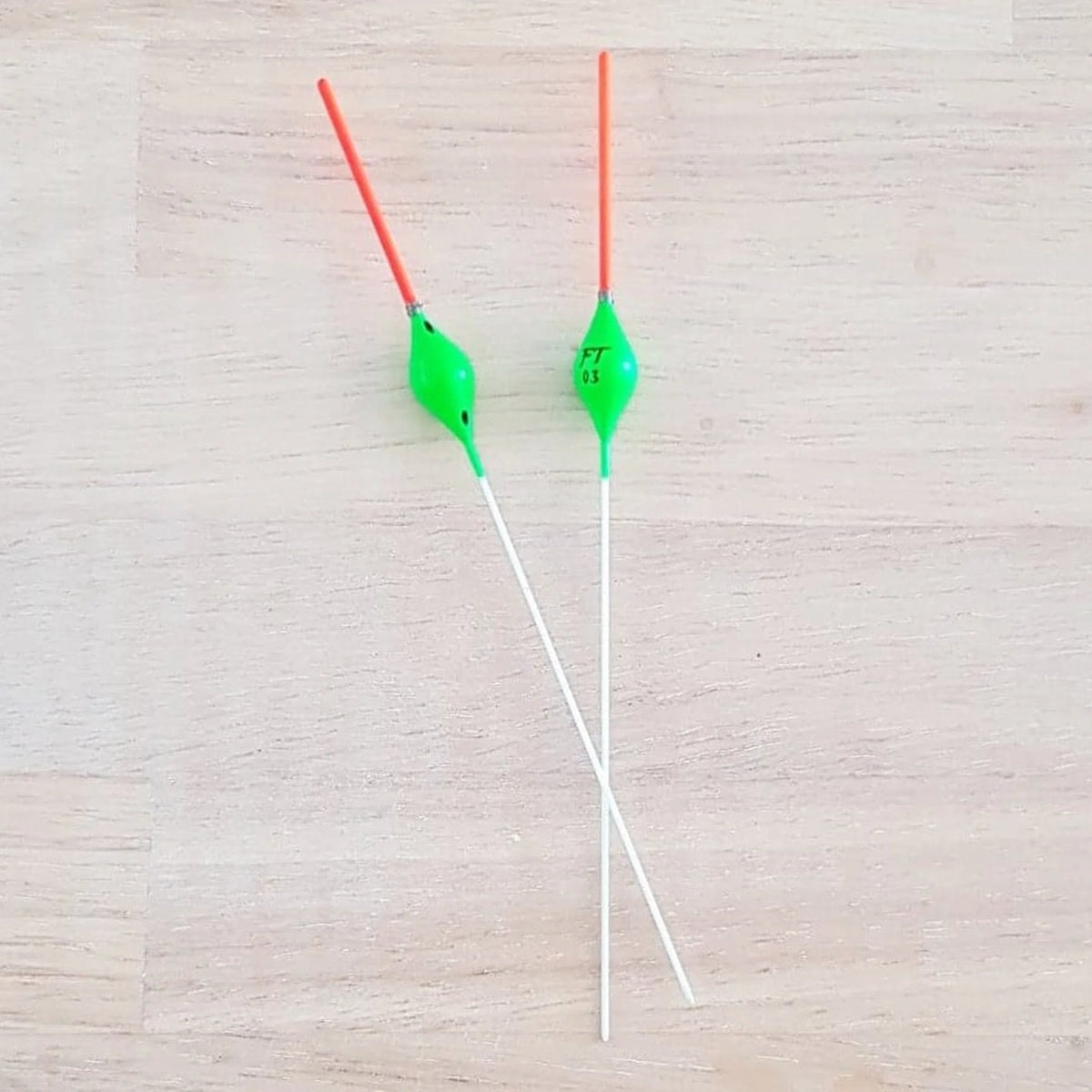 Twee groene Fishing Things FT15 dobbers met rode antenne