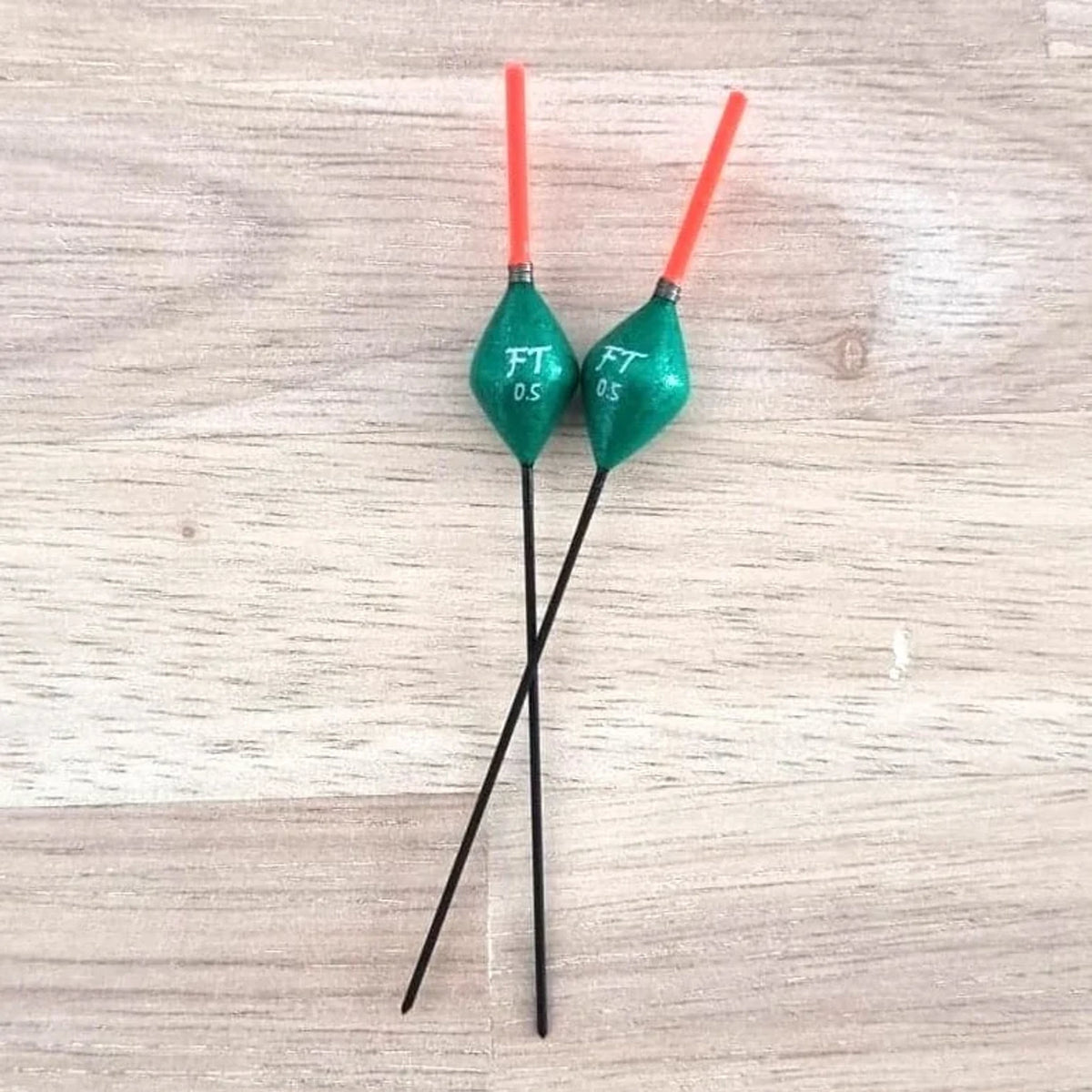 Twee groene Fishing Things FT64 dobbers van 0,5 g