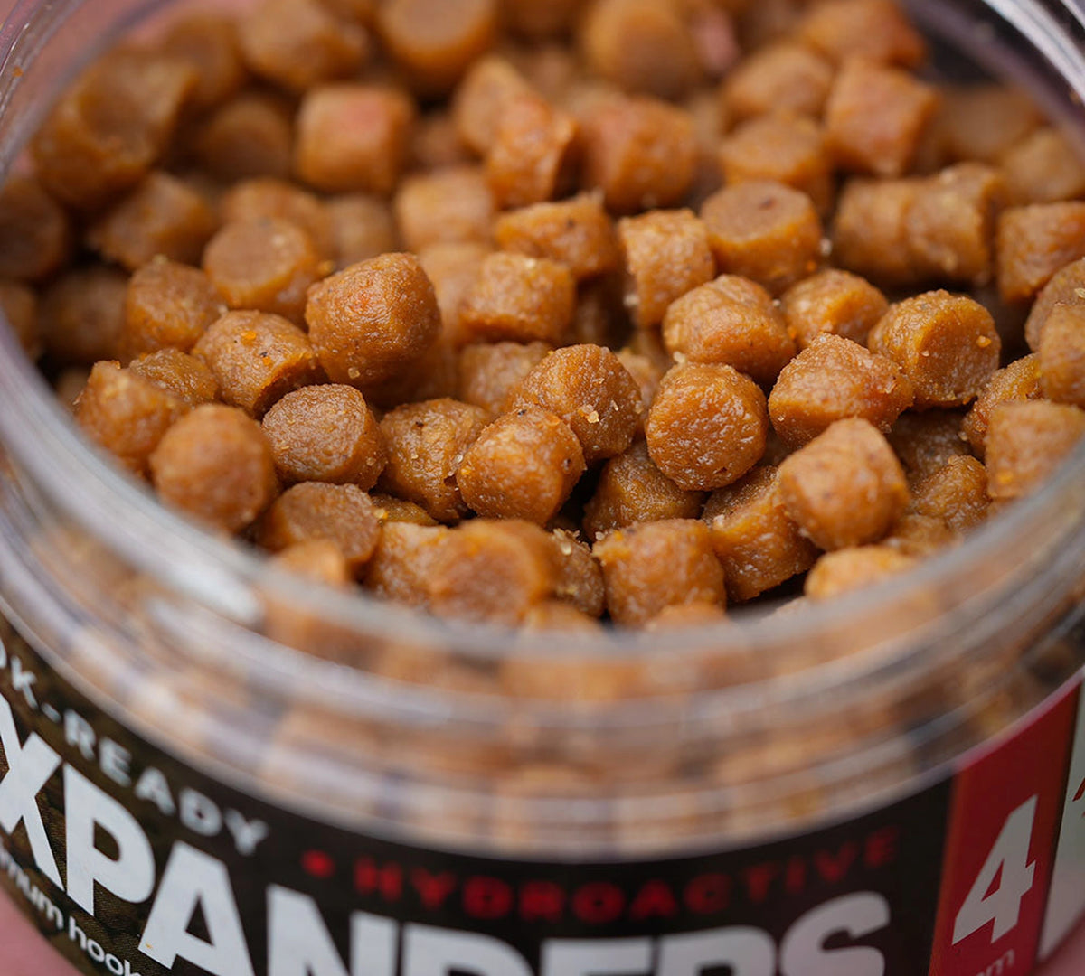 Fjuka Hook-Ready Expanders 4 mm: detail van de zachte pellets in het geopende potje