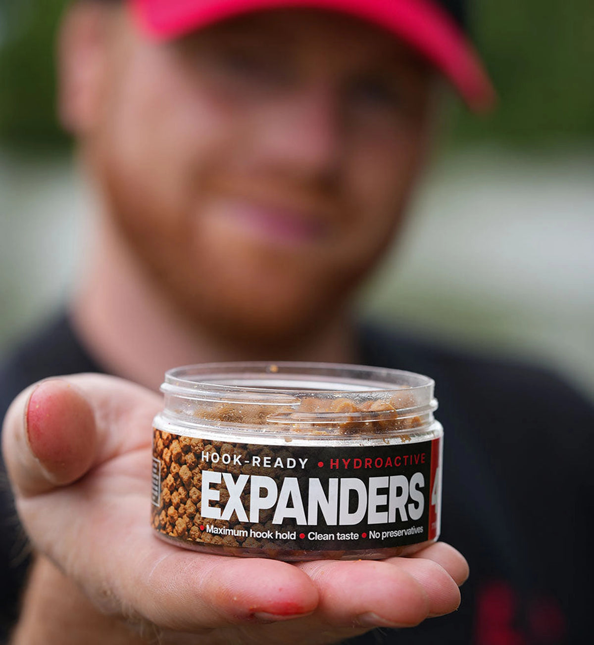 Fjuka Hook-Ready Expanders: visser toont een geopend potje met zachte haakpellets